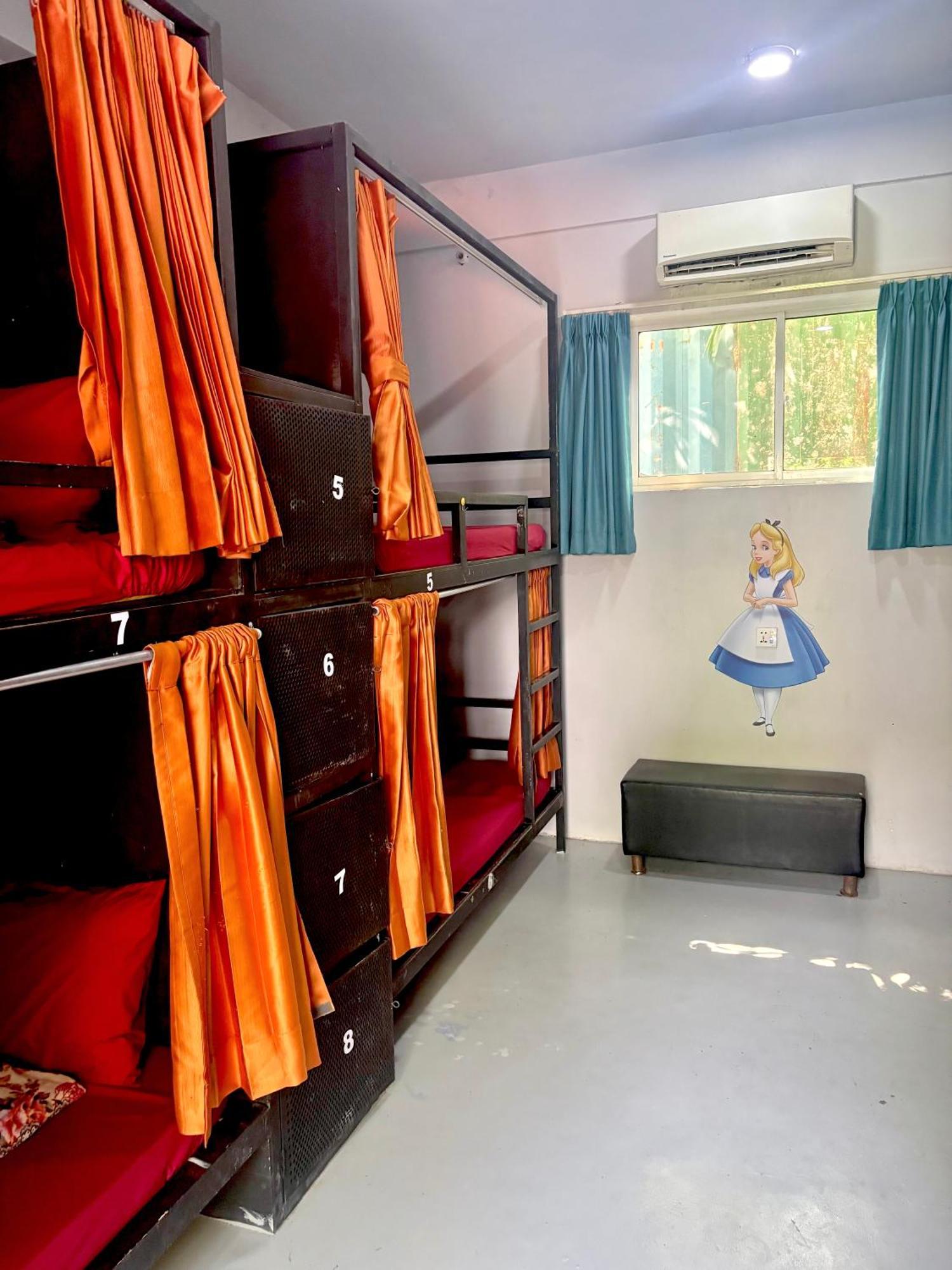White Rabbit Hostel Сіємреап Екстер'єр фото
